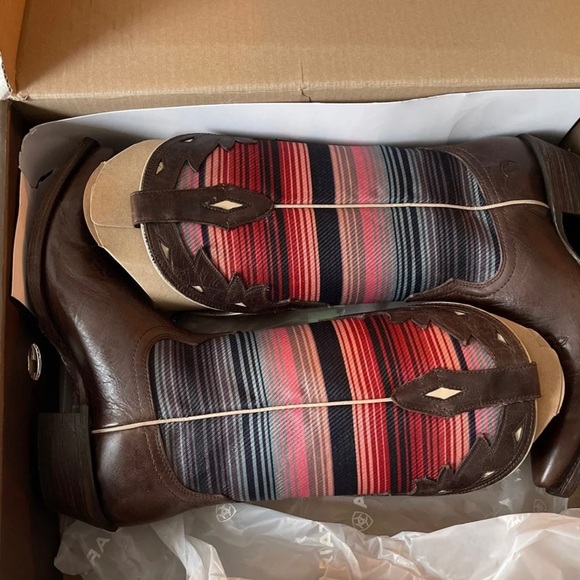 NIB Ariat Wood Bottom Circuit Serape Boots - Picture 3 of 8